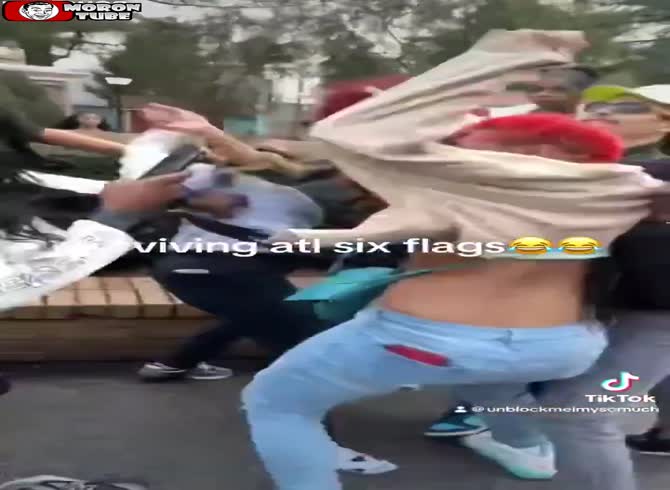 Video :On the first day of an American amusement park's opening, 500 youths wreak mayhem